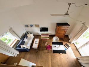 een woonkamer met een blauwe bank bij Studio Murnauer Moos in Murnau am Staffelsee +5 foto's