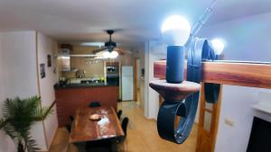 un salon avec une table et une cuisine dans l'établissement Apartalux Supreme Suite, à Carboneras