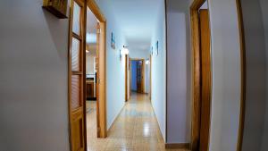 un couloir avec deux miroirs aux murs et un couloir dans l'établissement Apartalux Supreme Suite, à Carboneras 37 autres photos