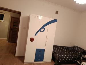 una stanza con un mobiletto da hockey con una palla sopra di Iriska Home a Varsavia Altre 2 foto