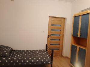 una camera da letto con un letto e una porta di legno di Iriska Home a Varsavia