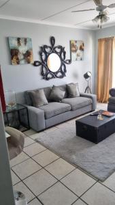 un soggiorno con un divano e un tavolo di Riley's Place a Cape Town