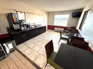 una sala da pranzo con tavoli e sedie in un ristorante di Econolodge inn ad Athens Altre 9 foto