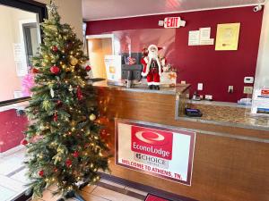 Un albero di Natale davanti a un negozio di Econolodge inn ad Athens