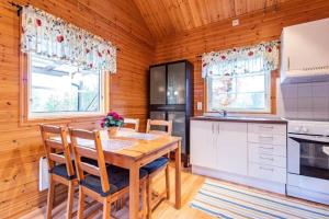 una cucina con tavolo e sedie in una cabina di KRO893-Hallaryd-Kalvshult-Vaestergard-42 a Kalvshult Altre 6 foto