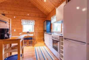 una cucina con un frigorifero bianco e un tavolo di KRO893-Hallaryd-Kalvshult-Vaestergard-42 a Kalvshult