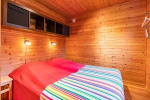 una camera da letto con un letto in una parete di legno di KRO893-Hallaryd-Kalvshult-Vaestergard-42 a Kalvshult