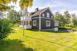 een zwart huis met een tuin met een huis bij JON832-Mansarp-Bondstorp-Bjoerksaeter-1 in Bondstorp