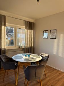 een eetkamer met een tafel en stoelen en een raam bij Ferienwohnung Waldzauber in Naumburg