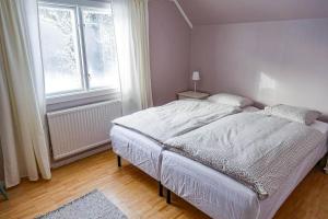 Postel nebo postele na pokoji v ubytování KRO886-Aseda-Tvinnesheda-3