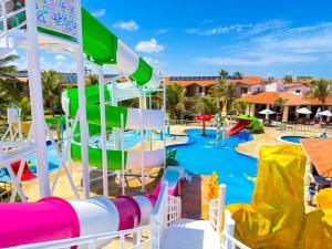 een uitzicht op een waterpark met een waterglijbaan bij Jangadeiro Praia Hotel Resort - Parque Aquático e Pé na Areia in Aquiraz