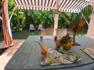 een tafel met twee glazen sap en fruit erop bij La Kaz Kako in Sainte-Rose