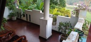 En have udenfor Villa Meghana + 3 billeder