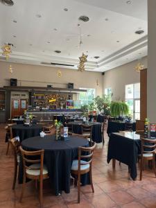 En restaurant eller et andet spisested på Howard Johnson Rio Ceballos Hotel y Casino