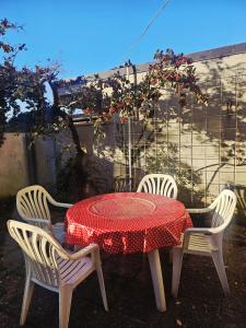 een tafel en twee stoelen en een tafel en een tafel en stoelen bij La Casa di Sandhya in Udine +3 foto's