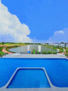 a swimming pool with a view of a body of water at Alayah บ้านเดี่ยวสองชั้น ธาดาดิโอเอซิส in Ban Krok Khi Nu