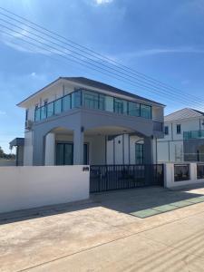 a large white house with a fence in front of it at Alayah บ้านเดี่ยวสองชั้น ธาดาดิโอเอซิส in Ban Krok Khi Nu