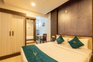 En eller flere senge i et værelse på Daan Ambalath Maple Leaves + 21 billeder