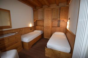 Camera piccola con 2 letti e armadi in legno di Bicamere Piazza Carli ad Asiago