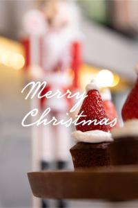 Ein Weihnachts-Cupcake mit einem Santa-Hut drauf. in der Unterkunft Best Point Hotel Sultanahmet,Istanbul in Istanbul