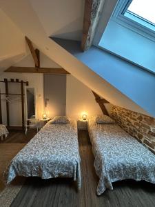 En eller flere senge i et værelse på Eco-gîte La Charmante Des Vallons