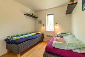 een slaapkamer met twee bedden en een raam bij DAL956-Dals-Langed-Sandviksudden-5 in Långbron