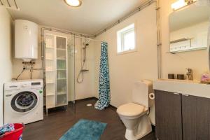 een badkamer met toilet en wasmachine bij DAL956-Dals-Langed-Sandviksudden-5 in Långbron +9 foto's