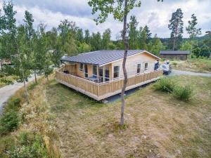 een huis met een zonnedak op een erf bij DAL956-Dals-Langed-Sandviksudden-5 in Långbron