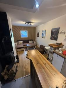 een woonkamer met een bank en een tafel bij Apartman D&D Šišava Vlašić in Vlasic +5 foto's