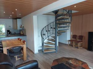 a spiral staircase in a living room with a kitchen at Wohnung in Waldnähe in Waltershausen