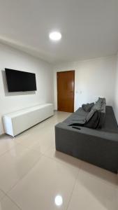 Et tv og/eller underholdning på Casa tipo apartamento aconchegante a 3 minutos do Centro e Parque das Águas com vista para as montanhas