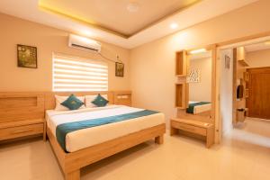 En eller flere senge i et værelse på Daan Ambalath Maple Leaves