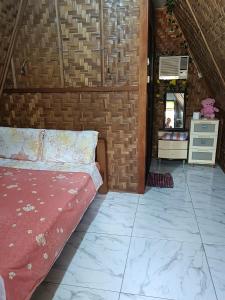 ein Zimmer mit einem Bett, einer Kommode und einem Spiegel in der Unterkunft Daisy Food House and Inn in Maria