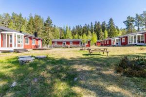 a park with a picnic table and some buildings at VAR949-Hagfors-Knoaende-11 in Hagfors