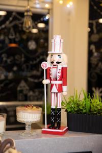 Eine Nussknackerfigur auf einem Tisch mit einem Kuchen in der Unterkunft Best Point Hotel Sultanahmet,Istanbul in Istanbul