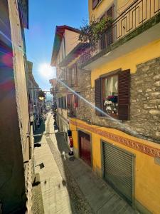 een steeg met gebouwen en een straat met een brandkraan bij Centro Storico Suites Sarnico in Sarnico +32 foto's