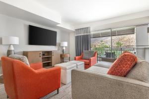a living room with two chairs and a television at Hilton Vacation Club Palm Canyon Palm Springs in Palm Springs