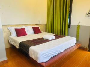 een bed in een kamer met een groen gordijn bij Easy Home Koh Rong in Kaôh Rŭng (3)