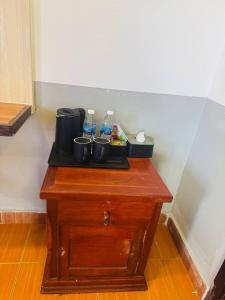 een tafel met flessen water erop bij Easy Home Koh Rong in Kaôh Rŭng (3)