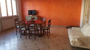 een eetkamer met een rode tafel en stoelen bij Happy Home Apartament in Arezzo