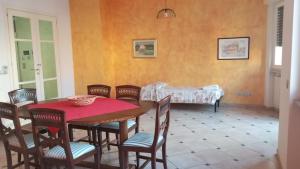 een eetkamer met een tafel en stoelen bij Happy Home Apartament in Arezzo +7 foto's