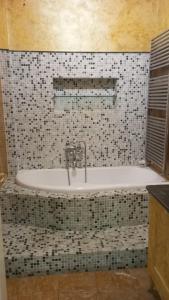 een bad met een kraan in de badkamer bij Happy Home Apartament in Arezzo