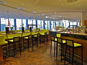 Un restaurante o sitio para comer en Trans World Hotel Donauwelle