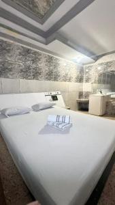 En eller flere senge i et værelse på Hotel Chalex