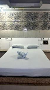 En eller flere senge i et værelse på Hotel Chalex