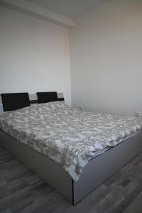 een bed in een witte kamer met een matras bij Bright and cozy apartment nr. 1 in Chişinău