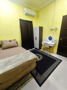 Schlafzimmer mit einem Bett, einem Tisch und einem Waschbecken in der Unterkunft Dreamy Stay Penang in Butterworth