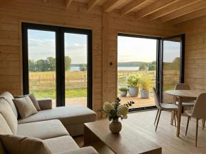 ein Wohnzimmer mit Sofa und Tisch in der Unterkunft Domki Lubikowo in Lubikowo