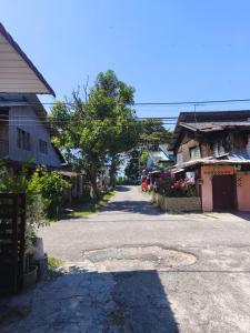 eine leere Straße in einer Kleinstadt mit Häusern in der Unterkunft Dreamy Stay Penang in Butterworth