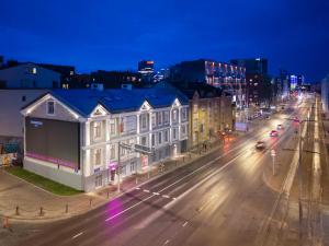 une rue de la ville la nuit avec des bâtiments et des feux de rue dans l'établissement T64 apartments by SmartStay, à Tallinn